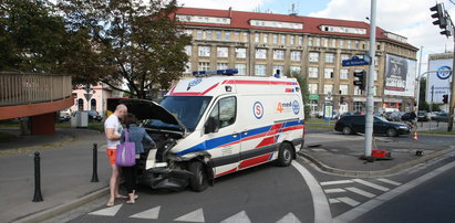 Karetka na sygnale zderzyła się z audi