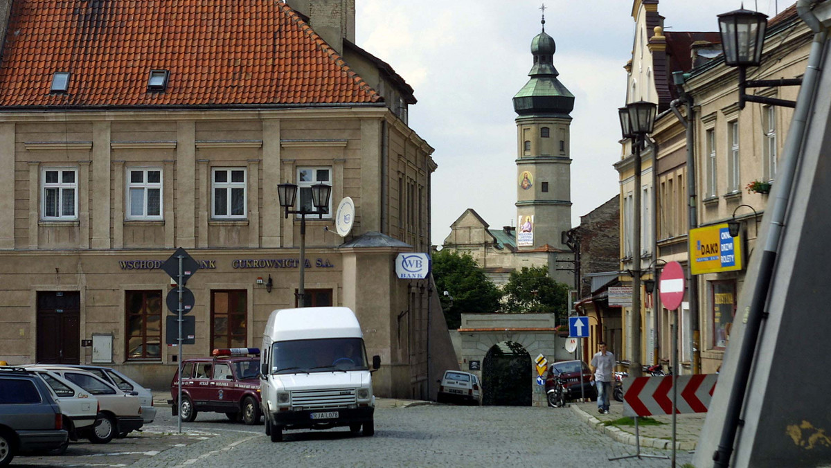 Powiat jarosławski kupi od Fundacji Ochrony Dziedzictwa Żydowskiego zabytkowy budynek w centrum miasta, w którym kiedyś mieściło się Powiatowe Ognisko Baletowe i biblioteka miejska. Wynegocjowana kwota to 550 tys. zł.