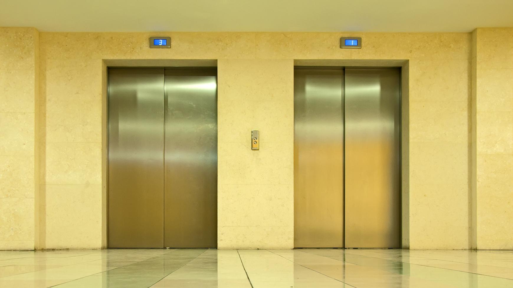 Дверь к оборудованию лифта