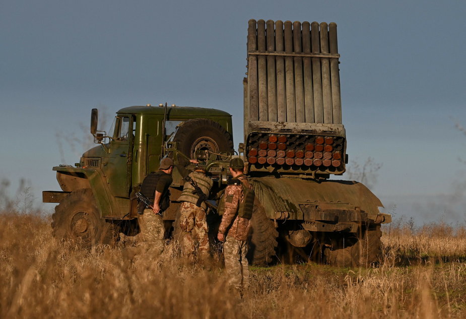 Ukraińscy żołnierze obok wyrzutni rakiet BM-21 "Grad" we wschodniej Ukrainie