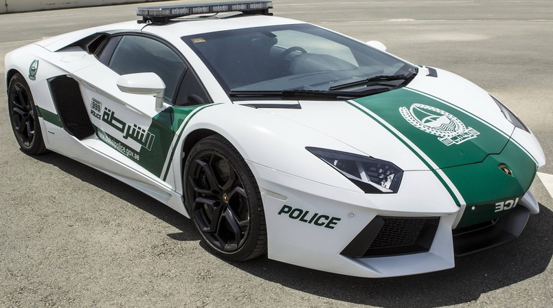 Policja w Dubaju od niedawna na patrole jeździ prawdziwym mechanicznym dziełem sztuki z włoskiej stajni. W Emiratach nowy model kosztuje od ok. 400 tys. dolarów. W Polsce podobne auto zostało sprzedane za 1 350 000 zł netto...