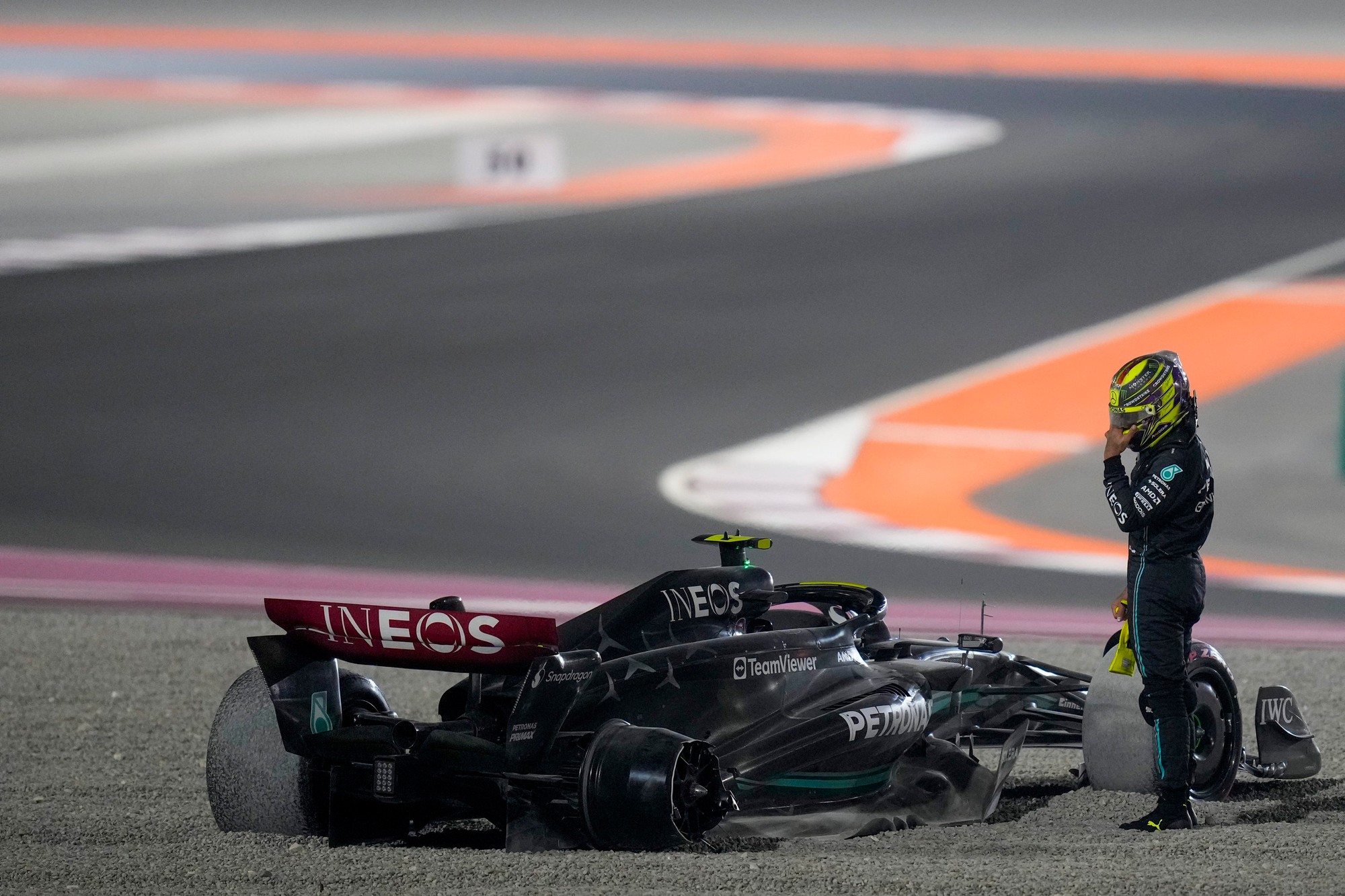 Pilot Mercedesu Lewis Hamilton z Británie havaroval na začiatku pretekov Veľkej ceny Kataru.