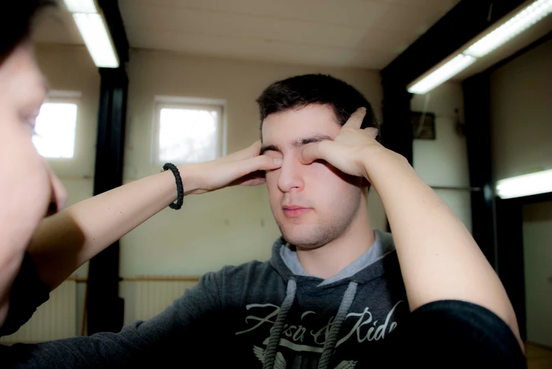 Ukoliko vas napadač davi, najbolji način samoodbrane je da mu nabijete prste u oči