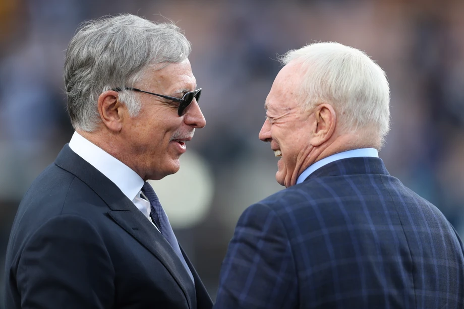 Stanley Kroenke (z lewej), właściciel Los Angeles Rams (nr 2 w rankingu) rozmawia z Jerry'm Jonesem (z prawej), właścicielem Dallas Cowboys (nr 3 w rankingu)