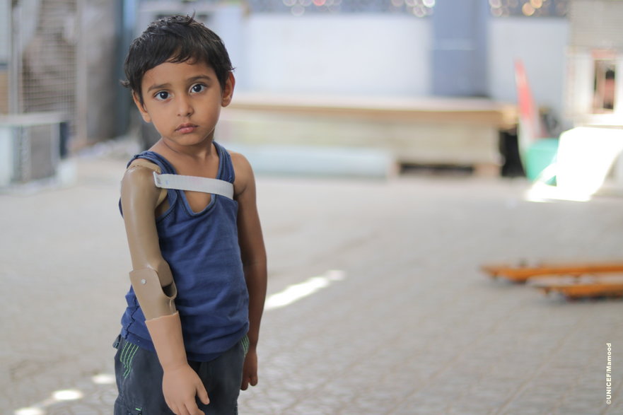 W wyniku bombardowania w mieście Aden, 3-letni Rayan stracił rękę