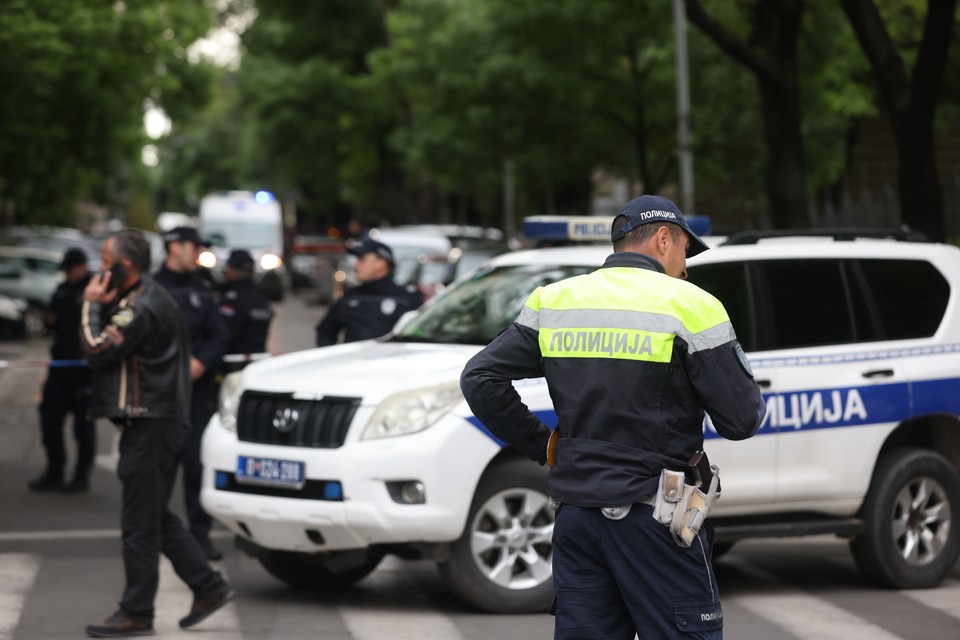 Służby pod szkołą w Belgradzie