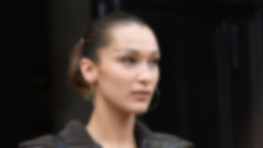 Bella Hadid w kurtce w kratę. Ten wzór będzie hitem jesieni 2019