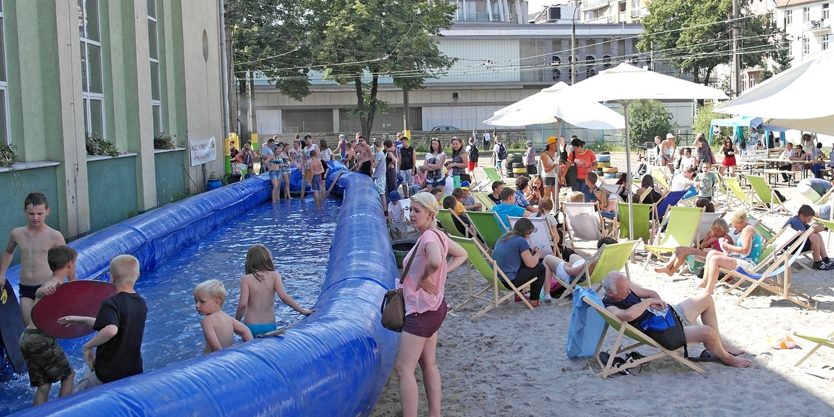 W Poznaniu w wielu miejscach można spędzić wakacyjny czas. Tu Lato na Madalinie.