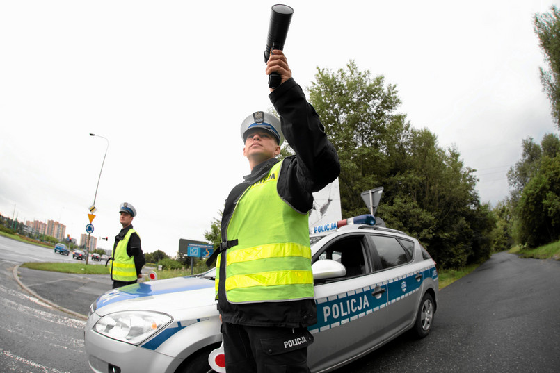 Funkcjonariusz jest uprawniony do nakładania mandatów w przypadku, gdy schwytano sprawcę wykroczenia na gorącym uczynku lub bezpośrednio po popełnieniu wykroczenia. Mandat można otrzymać także, gdy stwierdzono naocznie popełnienie wykroczenia pod nieobecność sprawcy, ale nie ma żadnych wątpliwości co do tego kto jest sprawcą. Jak również, gdy stwierdzono popełnienie wykroczenia za pomocą przyrządu kontrolno-pomiarowego lub urządzenia rejestrującego - mowa tutaj również o fotoradarach. Mandat - przyjąć czy nie?