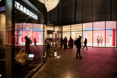 Cudzoziemcy coraz bardziej napędzają konsumpcję w Polsce. Wzrost o prawie 38 proc.