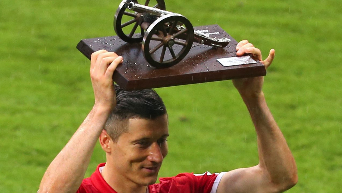 Robert Lewandowski zdobył gola dla Bayernu Monachium w meczu z Hannoverem (3:1) i z 30 trafieniami został królem strzelców Bundesligi. Dla gości bramkę zdobył Artur Sobiech. VfB Stuttgart, z Przemysławem Tytoniem na ławce rezerwowych, uległ Wolfsburgowi 1:3 i spadł z ligi.