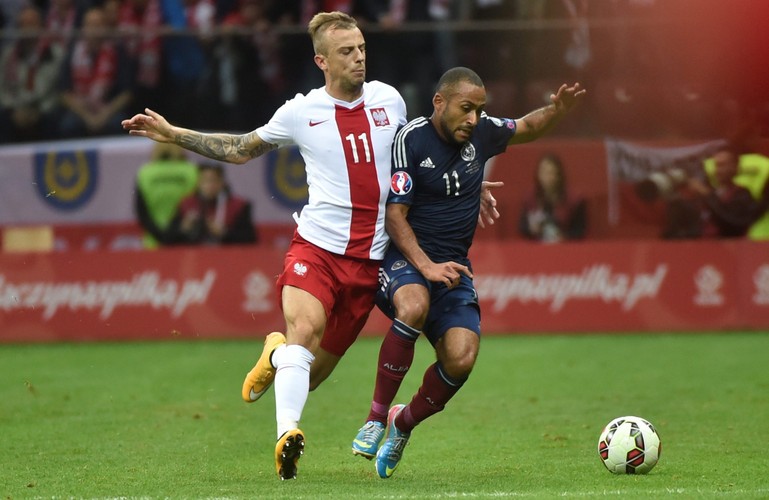 Polak Arkadiusz Milik (L) fetuje z Arturem Jędrzejczykiem (P) strzelenie bramki drużynie Szkocji na 2-2 podczas meczu eliminacyjnego piłkarskich mistrzostw Europy