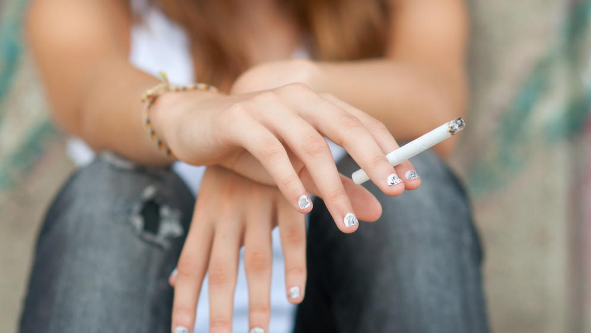 Ministrowie krajów UE przyjęli w piątek nowelizację dyrektywy tytoniowej. Przewiduje ona m.in., że 65 proc. powierzchni opakowań papierosów zajmować będą ostrzeżenia zdrowotne. Według dyrektywy w 2020 r. z rynku w UE znikną papierosy mentolowe.