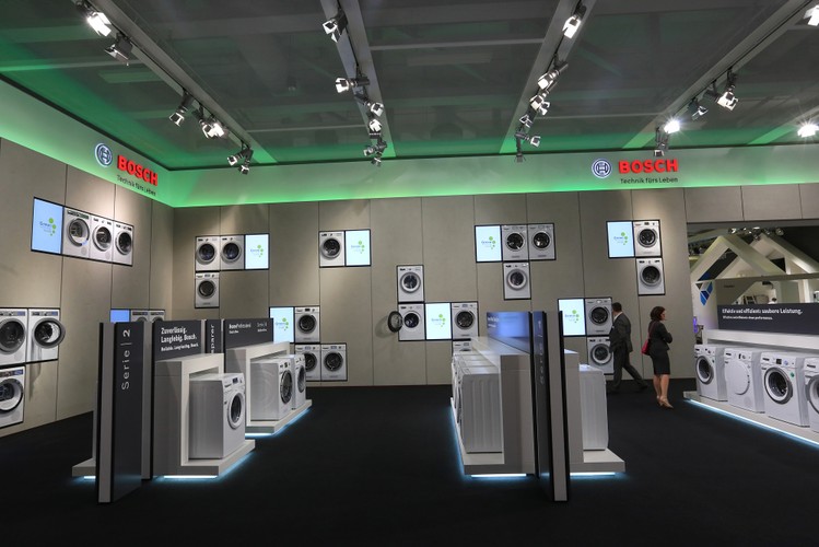 Ekspozycja firmy Bosch GmbH - stoisko z pralkami <br><br>fot.: Krizstian Bocsi/Bloomberg