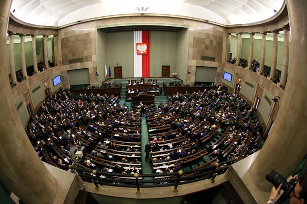 "Straszenie PiS-em już tak mocno nie działa". NAJNOWSZY SONDAŻ