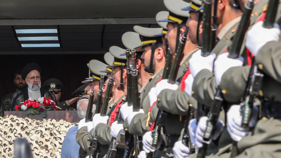 Irańscy żołnierze maszerują przed prezydentem Ebrahimem Raisim podczas parady wojskowej w Teheranie, 17 kwietnia 2024 r.