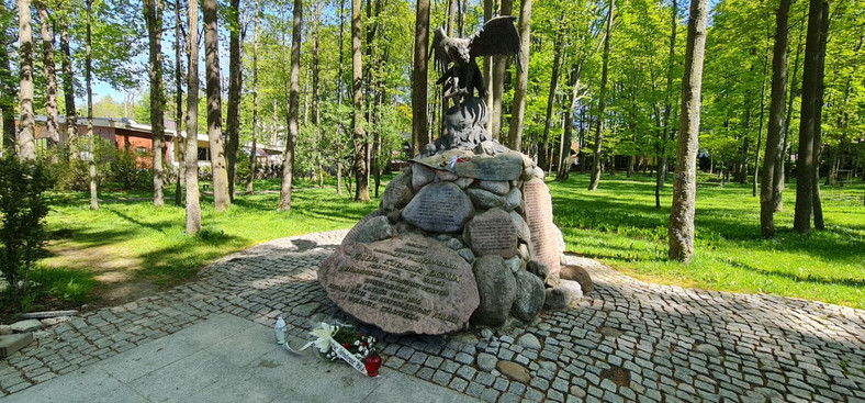 W parku im. Lecha Kaczyńskiego stoi pomnik Józefa Kurasia "Ognia" - kontrowersyjnego żołnierza wyklętego z Podtatrza