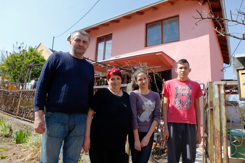 Da nije bilo „Blic fondacije“, nikada se ne bismo uselili u novu kuću, i dalje bismo živeli u sobičku od blata sa samo jednim krevetom
Majka Gordana: Moja deca više ni u čemu ne oskudevaju