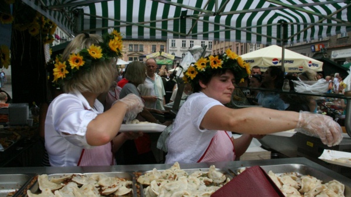 Na Małym Rynku w Krakowie po raz 12. zagości Festiwal Pierogów. Smakosze mącznego ciasta z różnymi nadzieniami już mogą ostrzyć sobie zęby.