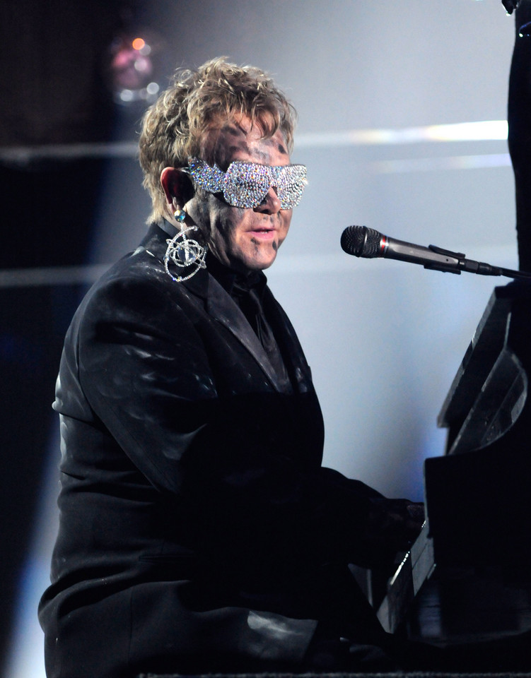 Elton John podczas Grammy 2010