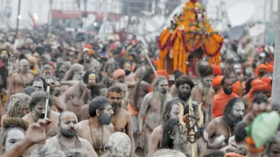 Vernici učestvuju u svečanostima hodajući dok su im tela premazana pepelom i peskom | Foto: Ankit Srinivas