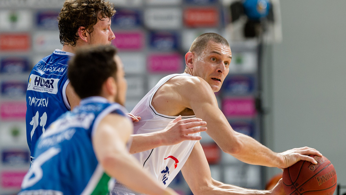 Filip Dylewicz został koszykarzem Trefla. 36-letni były reprezentant Polski wrócił do Sopotu po trzech latach przerwy. To czwarty zawodnik pozyskany przez 15. drużynę ekstraklasy minionych rozgrywek, która tym samym zamknęła skład na nowy sezon.