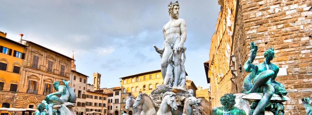 8. miejsce: Piazza della Signoria – plac w centrum Florencji zbudowany w okresie od XII do XIV wieku. Powstał po wyburzeniu domów należących do rodzin gibelinów. Otoczony szeregiem pałaców wraz z eksponowanymi tutaj rzeźbami tworzy urbanistyczny kompleks odwiedzany przez licznych turystów.