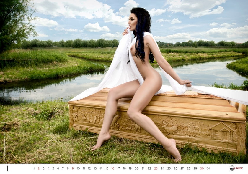 Kalendarz na rok 2014 z modelkami, które pozują na trumnach budzi kontrowersje. Piękne ciała i symbol przemijania... Czy te dwie skrajności mogą iść ze sobą w parze?
