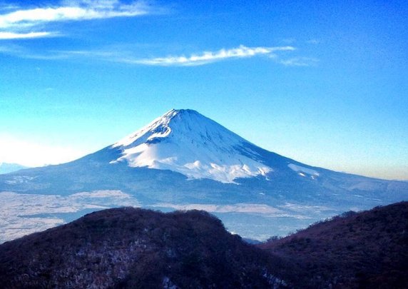 Góra Fudżi to czynny wulkan i zarazem najwyższy szczyt Japonii (3776 m n.p.m.). Leży na wyspie Honsiu, na południowy zachód od stolicy, Tokio