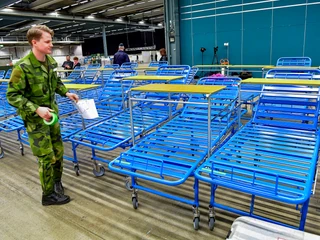 Szwedzka armia buduje szpital polowy we wnętrzu hali wystawowej, Sztokholm 26.03.2020