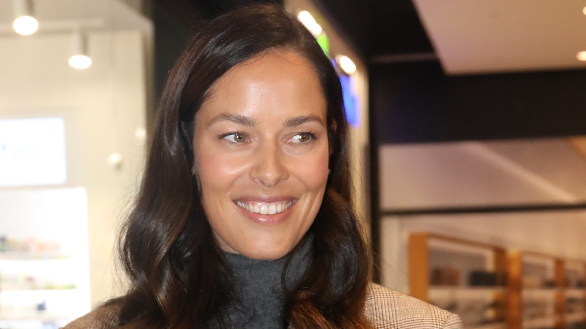 ANA IVANOVIĆ U USKOM I GOLOG STOMAKA Pozira na vidikovcu sa najlepšim pogledom na grad: Na njoj čak TRI ZLATNA DETALJA, samo torbica je 4.000 evra (FOTO)