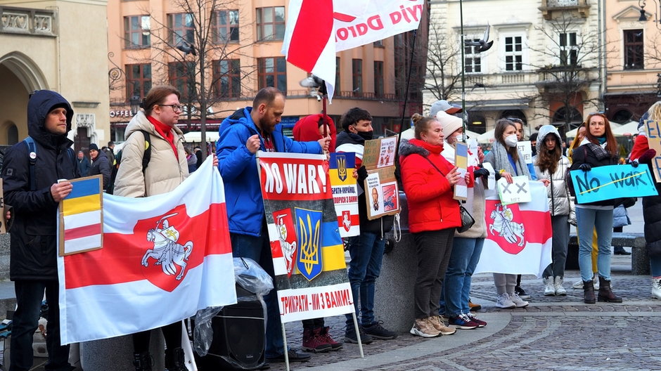Manifestacja poparcia Białorusinów dla Ukrainy na Rynku Głównym w Krakowie