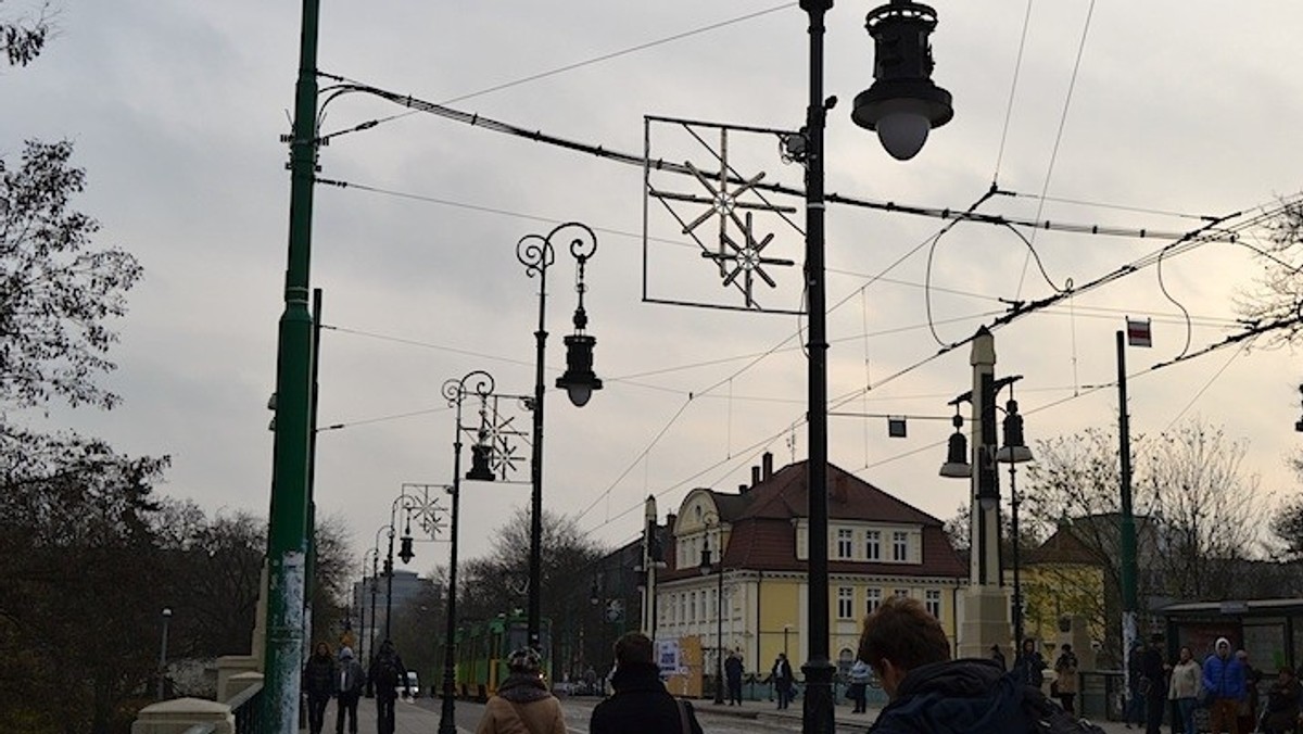 Rozpoczął się montaż iluminacji świątecznej. Na ulicach administrowanych przez ZDM do 6 grudnia zamontowanych zostanie około tysiąca elementów świetlnych.