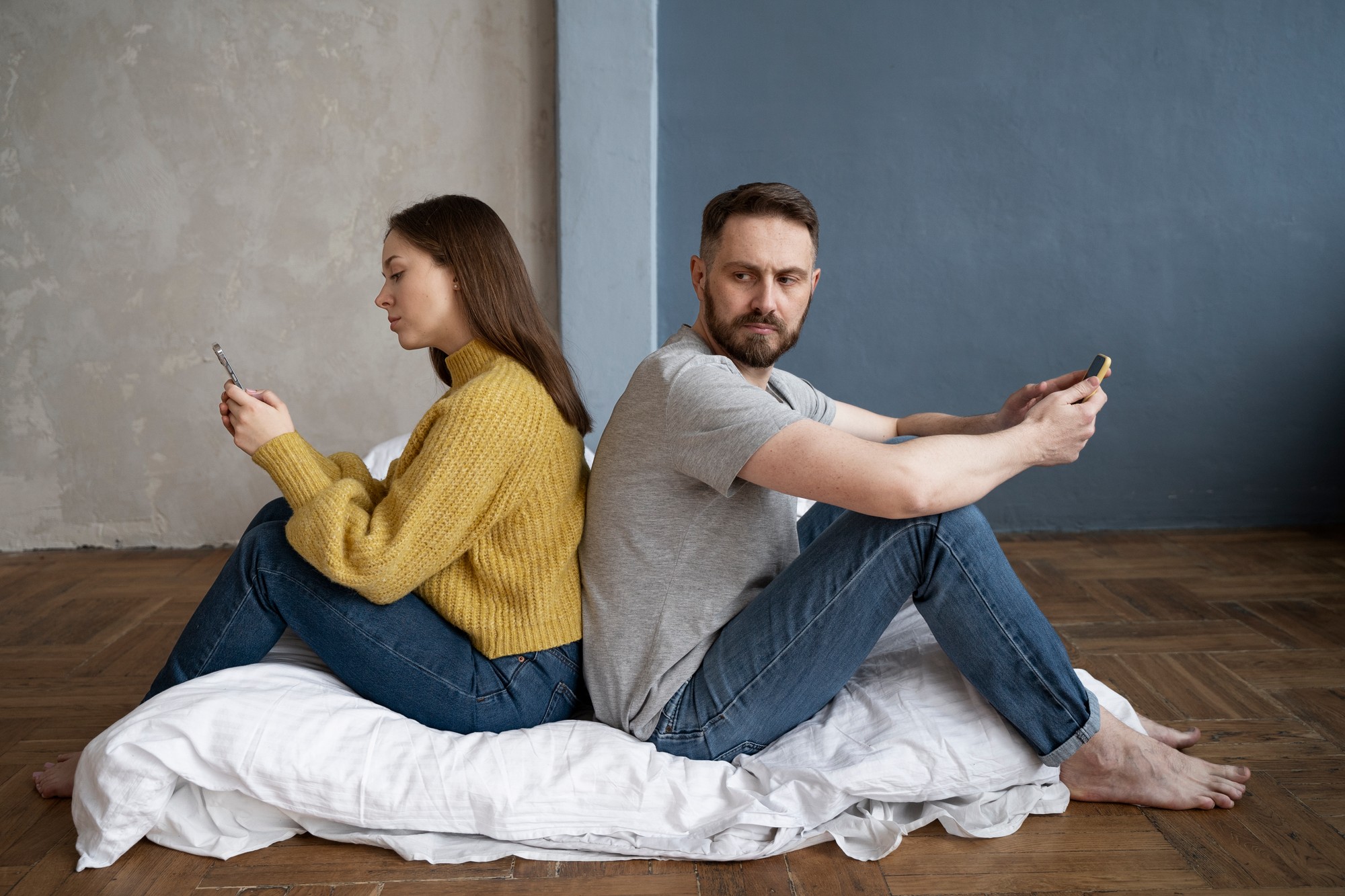 Digitálna žiarlivosť, mikronevery či neustále kontrolovanie partnera online.