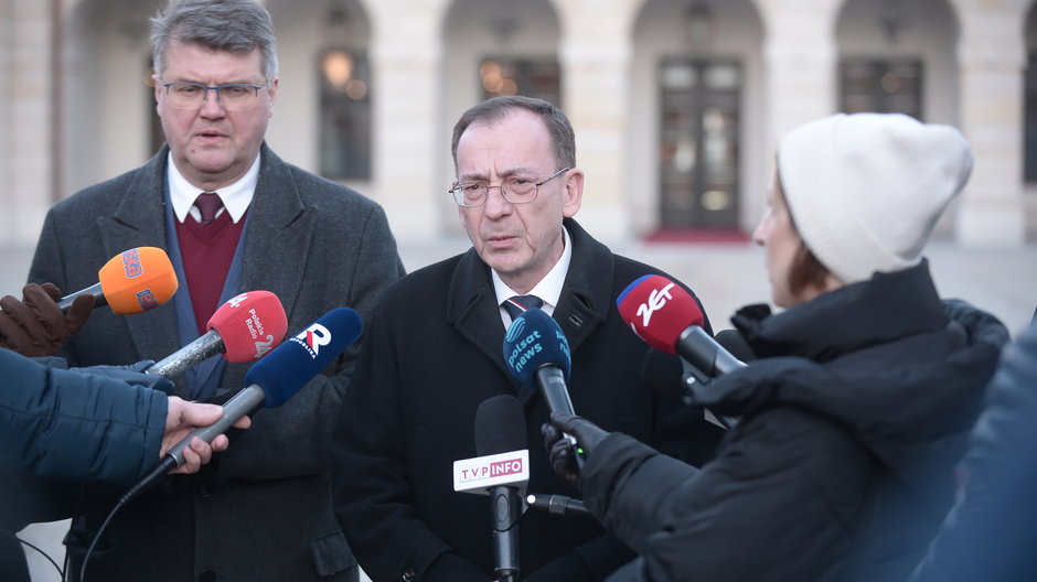 Mariusz Kamiński i Maciej Wąsik przed Pałacem Prezydenckim w trakcie briefingu dla dziennikarzy