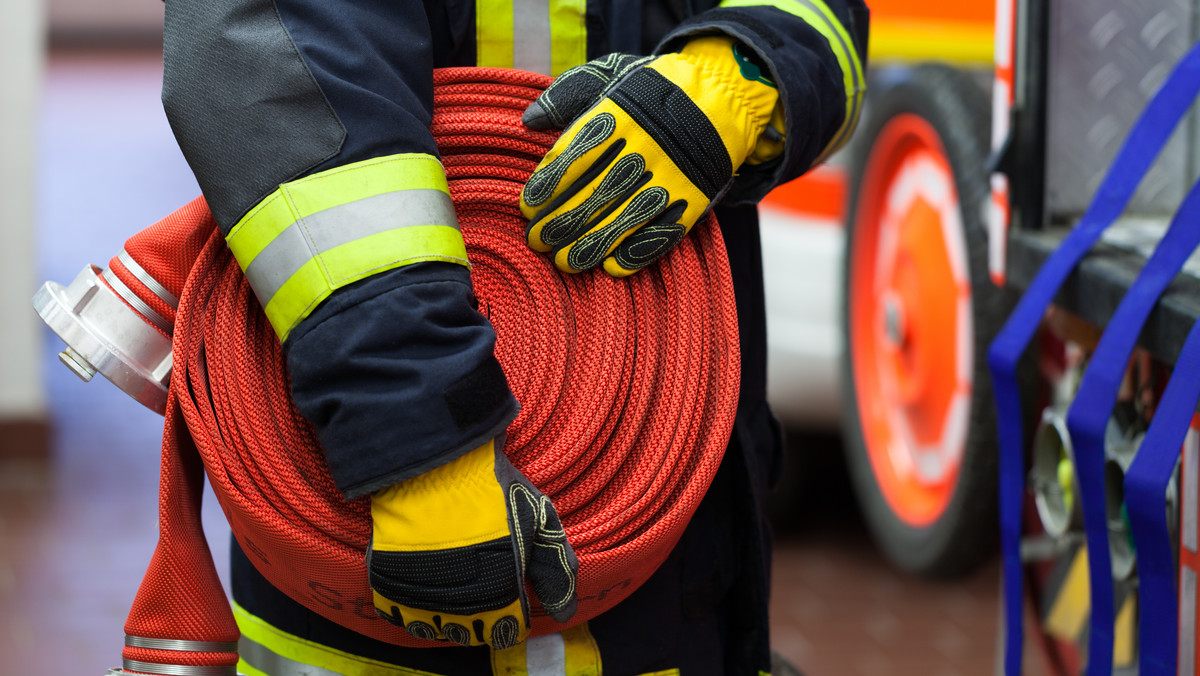 Jedna osoba zginęła w pożarze domku jednorodzinnego, do którego doszło w Kołobrzegu (Zachodniopomorskie). Pożar gasiło sześć zastępów straży pożarnej.