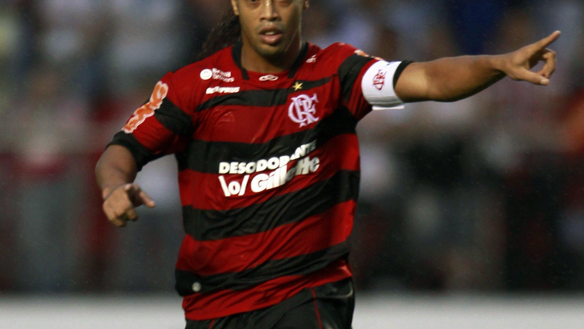 Pomocnik Flamengo Rio de Janeiro, Ronaldinho, nie zamierza odchodzić z brazylijskiego klubu i wracać do Europy - zapewnia Roberto De Assis, agent byłego piłkarza Barcelony, którym interesować miał się Panathinaikos Ateny.