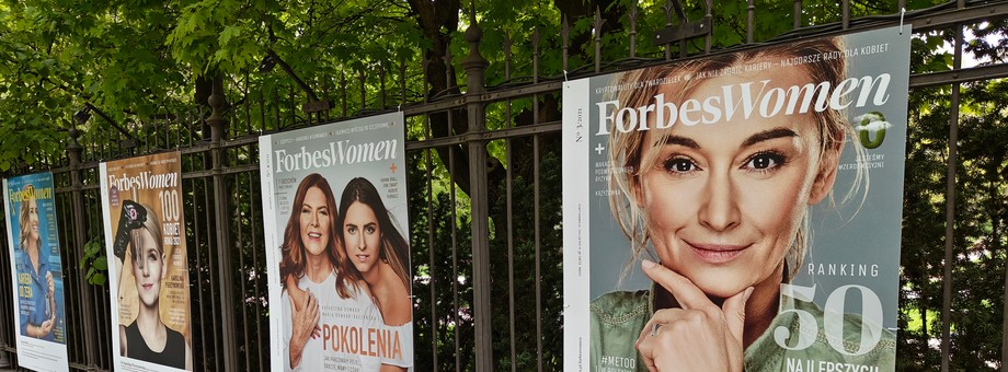 Wystawa „5 lat Forbes Women” na ogrodzeniu Łazienek Królewskich