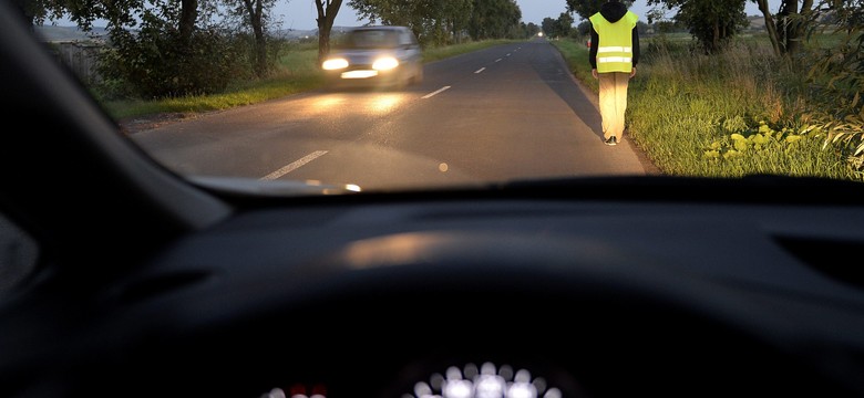 Elementy odblaskowe są obowiązkowe po zmroku w terenie niezabudowanym