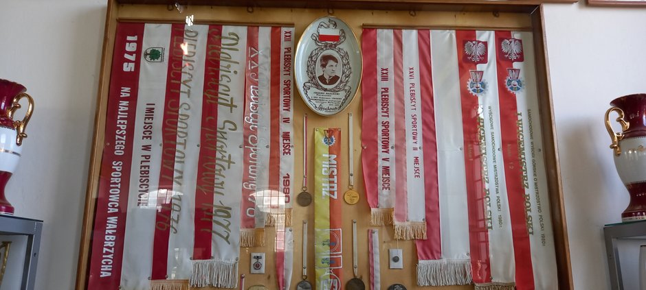 Za czasów socjalistycznych zawodników nagradzano pięknymi szarfami i kryształowymi wazonami. Medale to był chleb powszedni na zawodach.