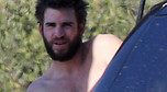 Liam Hemsworth na plaży w Malibu