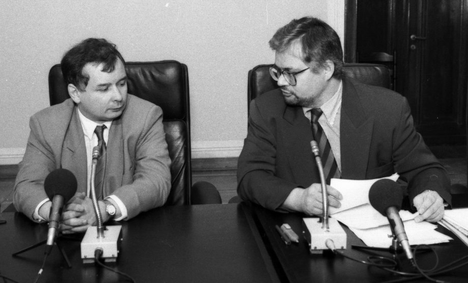 Warszawa, 1992. Sejm, konferencja Porozumienia Centrum: n/z (od lewej) Jarosław Kaczyński, Adam Glapiński.
