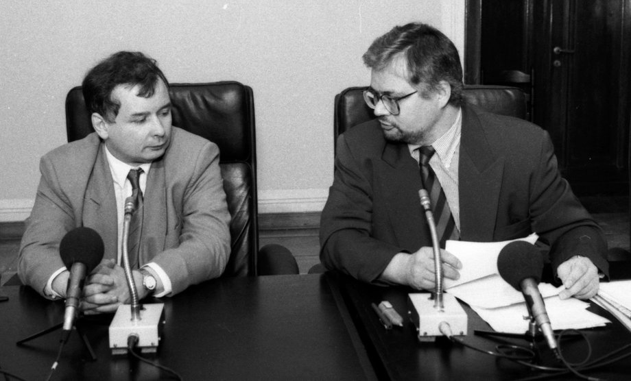 Warszawa, 1992. Sejm, konferencja Porozumienia Centrum: n/z (od lewej) Jarosław Kaczyński, Adam Glapiński.