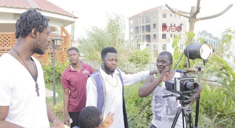 The rapper was spotted over the weekend on set in Koforidua, shooting with Ghana’s leading Music video director, Steve Gyamfi. 