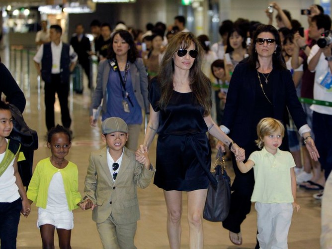 …. i wraz ze swoją liczną gromadką pociech. Na zdjęciu Jolie i jej dzieci: Maddox, PAX, Zahara i Shiloh
