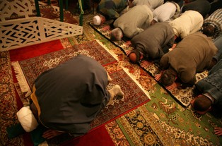 Zgolono brody 13 tys. mężczyzn. Kobiety tylko w kolorowych ubraniach