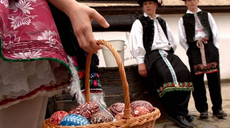 A húsvét fővárosába, Hollókőre nemcsak a hagyományos locsolkodás miatt érdemes ellátogatni, hanem a gazdag folklórprogram, a palóc gasztronómia, a koncertek, valamint a családi és gyerekprogramok miatt is 