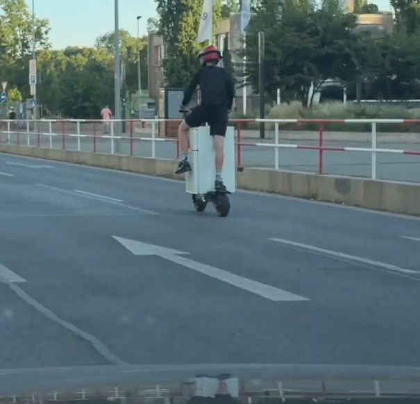 Muž prevážal na kolobežke chladničku.