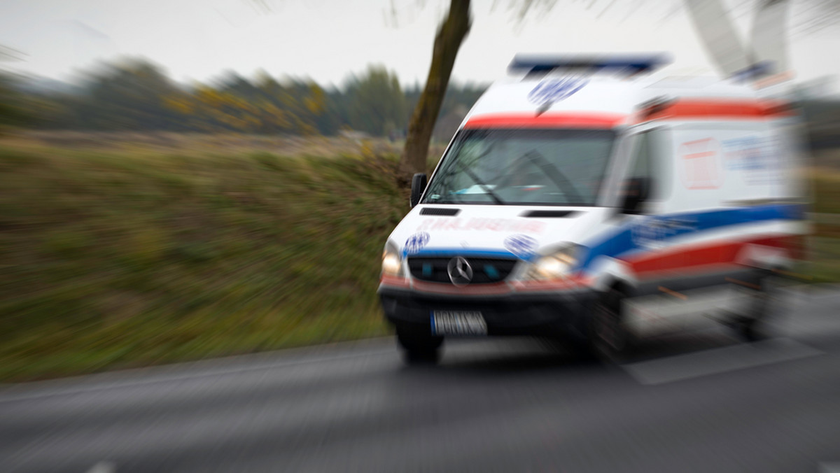 Wypadek karetki pod Wałbrzychem. Cztery osoby trafiły do szpitala
