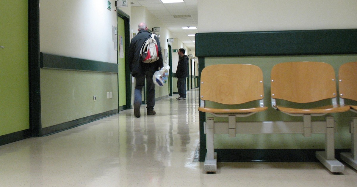 Całował dziewczynkę po szyi, a matce groził. Lekarz z zarzutami